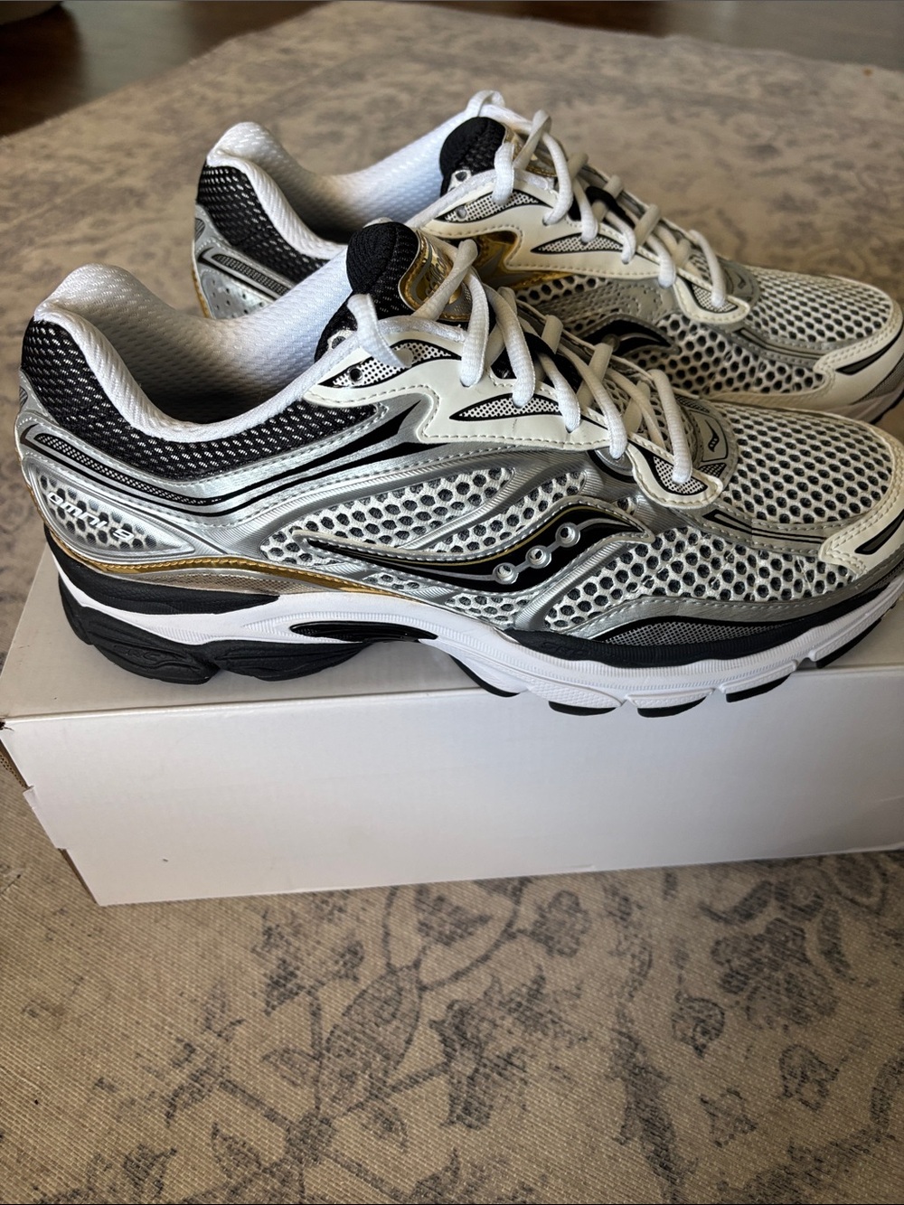 Saucony Men’s Progrid Omni 9 Retro Running Shoes - size 10 - Silver/Gold - Picture 2 of 7